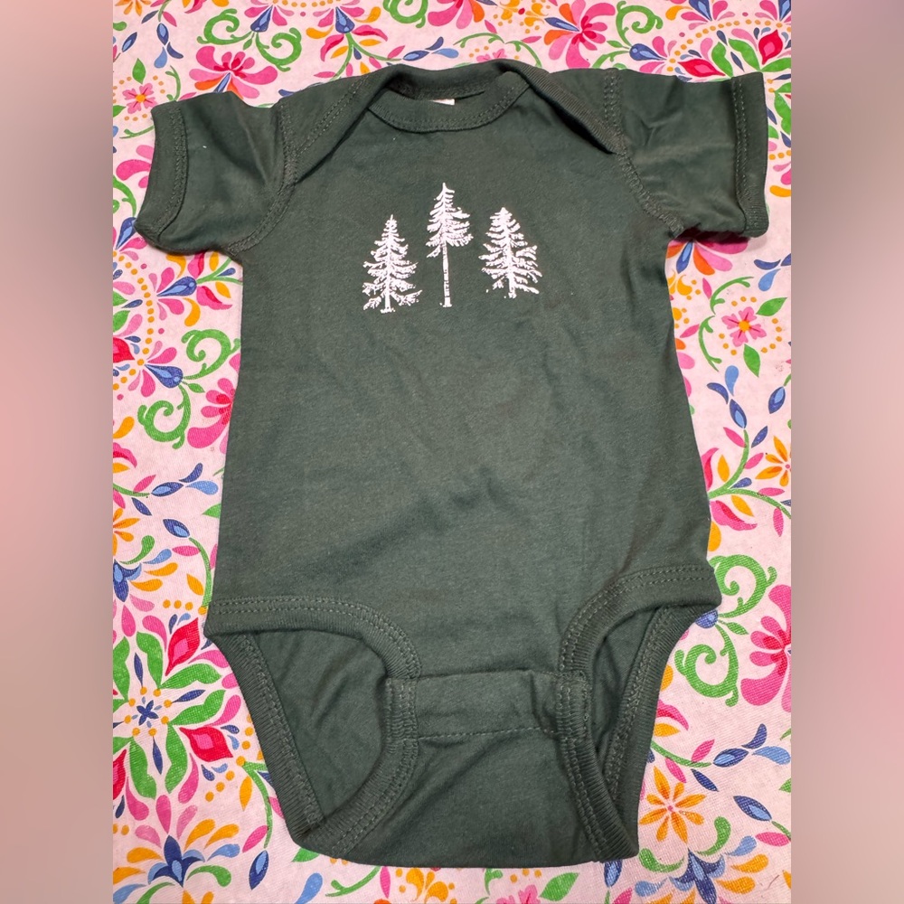 🆕️‎ NEW Rabbit Skins brand hunter green Maine pine loon onesie. Size Newborn